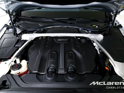 Used 2023 Bentley Flying Spur Plug-In Hybrid image 34