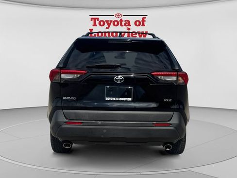Used 2019 Toyota RAV4 XLE w/ Convenience Package FWD image 4