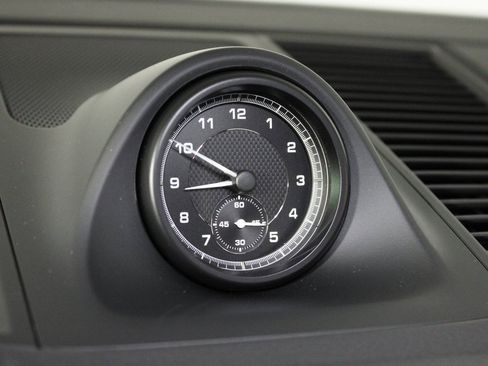 Used 2025 Porsche Macan image 25