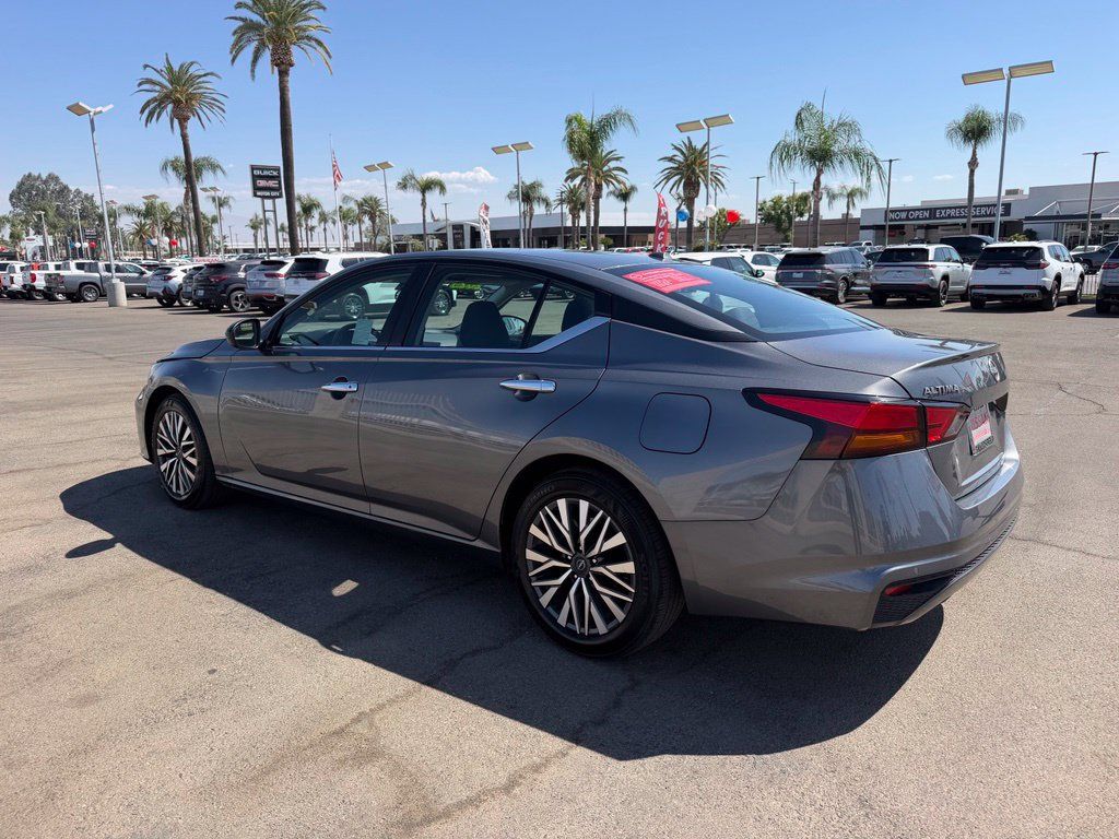 Used 2025 Nissan Altima 2.5 SV FWD image 4