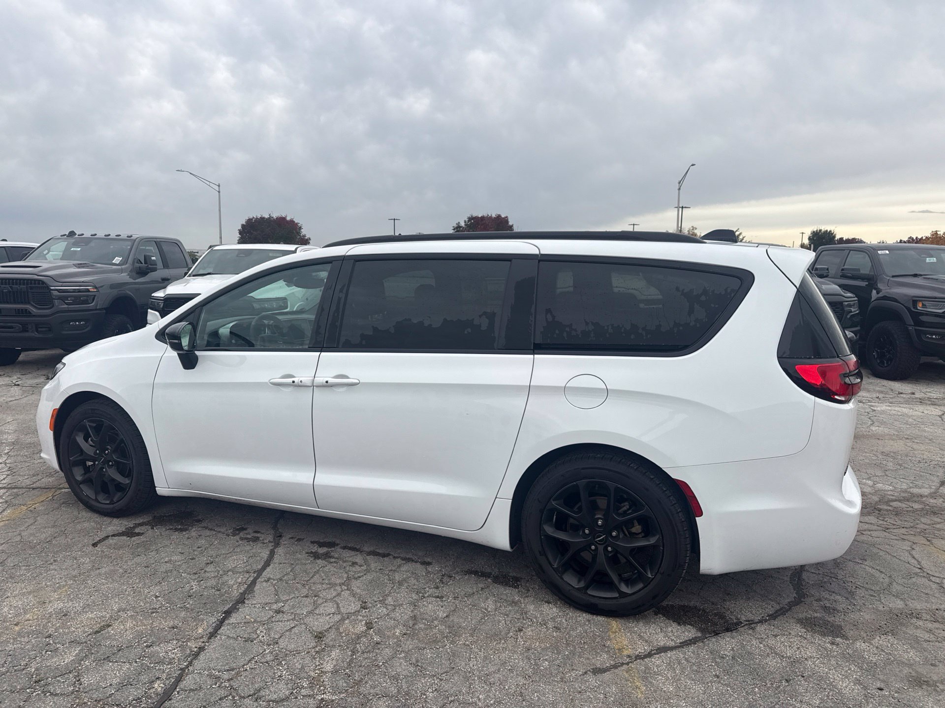 Used 2025 Chrysler Pacifica Limited FWD image 9