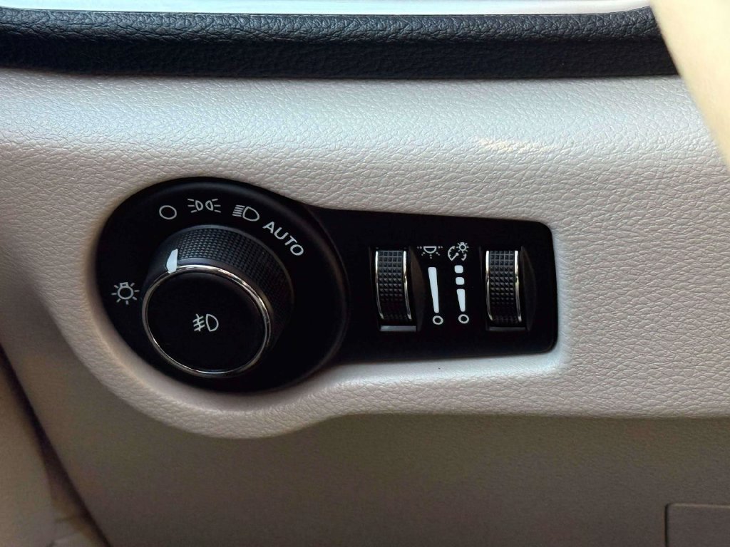 Used 2023 Chrysler Pacifica Limited FWD image 22