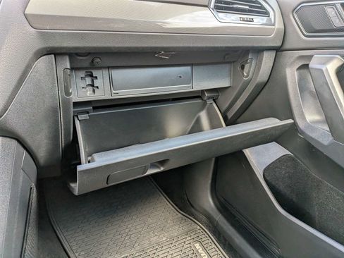 Used 2022 Volkswagen Tiguan SE w/ Panoramic Sunroof Package FWD image 24