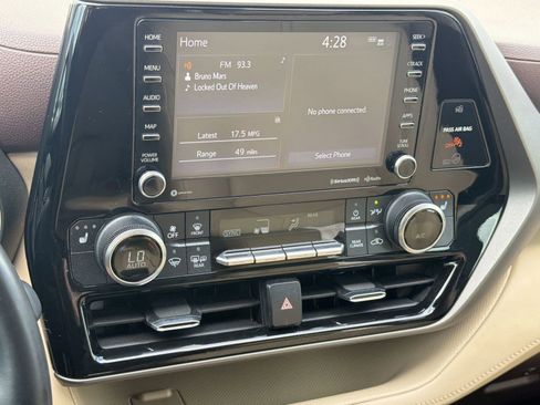 Used 2021 Toyota Highlander XLE FWD image 22
