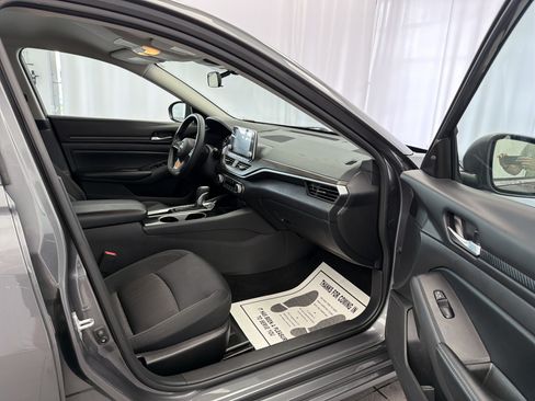 Used 2024 Nissan Altima 2.5 SV FWD image 10