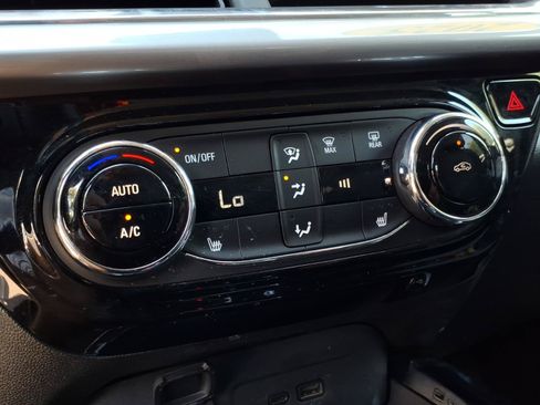 Used 2025 Chevrolet Trax LT w/ LT Convenience Package FWD image 20