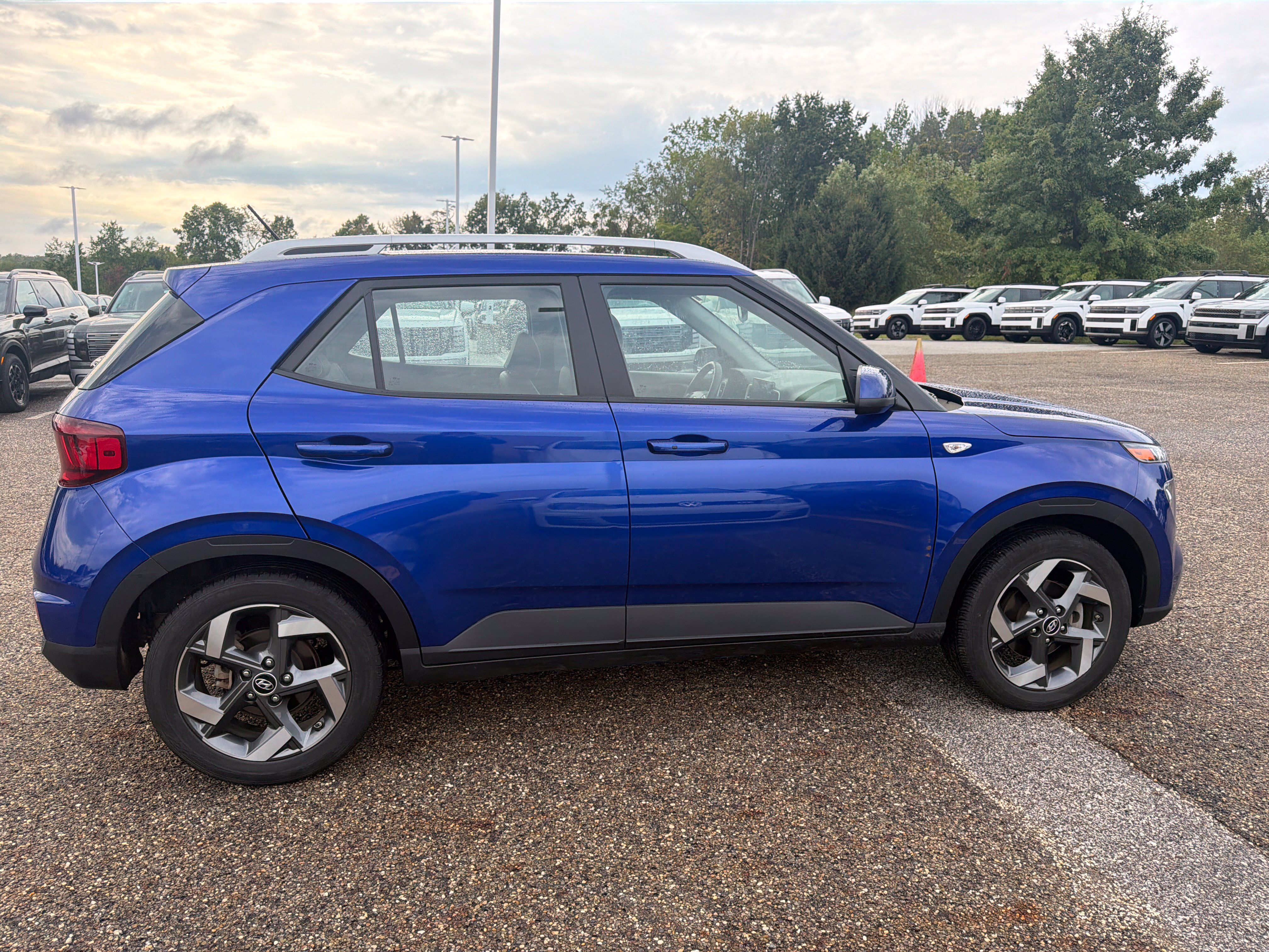 Certified 2023 Hyundai Venue Limited FWD image 4