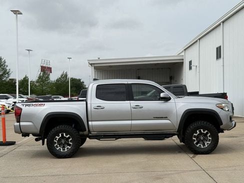 Used 2018 Toyota Tacoma TRD Off-Road image 3