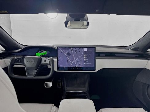 Used 2022 Tesla Model S Plaid image 3