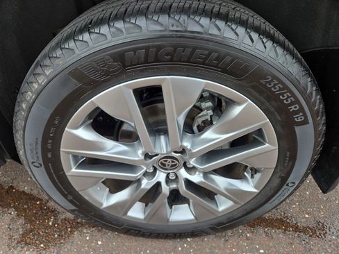 Used 2023 Toyota RAV4 XLE Premium image 11