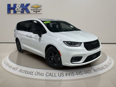 Used 2024 Chrysler Pacifica Limited FWD image 1
