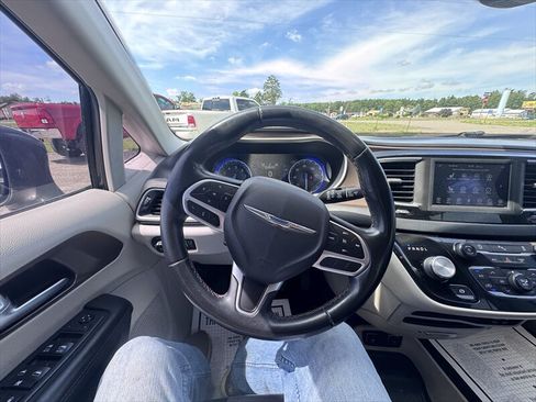 Used 2018 Chrysler Pacifica Touring-L FWD image 17