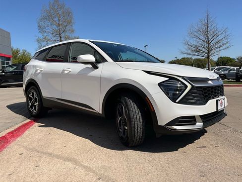 Used 2025 Kia Sportage LX image 4