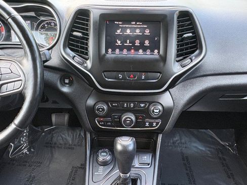 Used 2021 Jeep Cherokee Latitude Plus AWD/4WD image 8