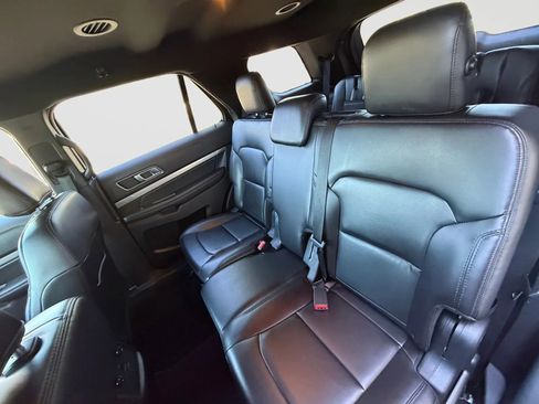 Used 2019 Ford Explorer XLT w/ Equipment Group 202A AWD/4WD image 15