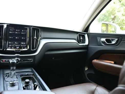 Used 2018 Volvo XC60 T5 Momentum w/ Vision Package AWD/4WD image 17