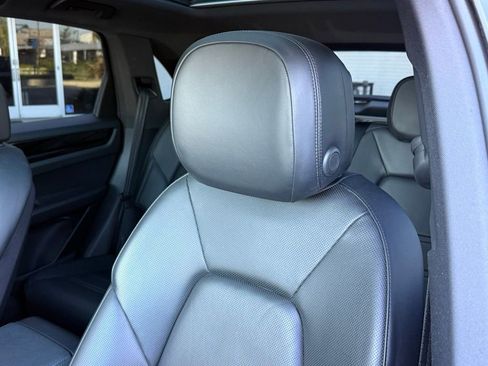 Used 2021 Porsche Cayenne Base image 3