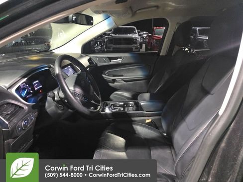 Used 2019 Ford Edge Titanium image 11