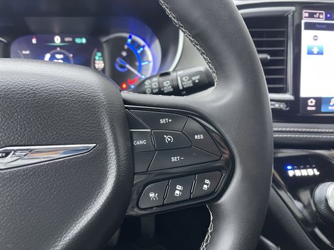 Used 2023 Chrysler Pacifica Limited w/ S Appearance Package image 33