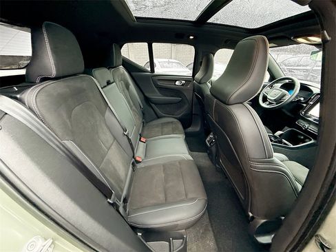 Used 2023 Volvo XC40 Recharge Plus image 32