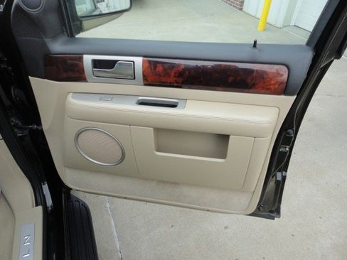 Used 2006 Lincoln Navigator Luxury image 22