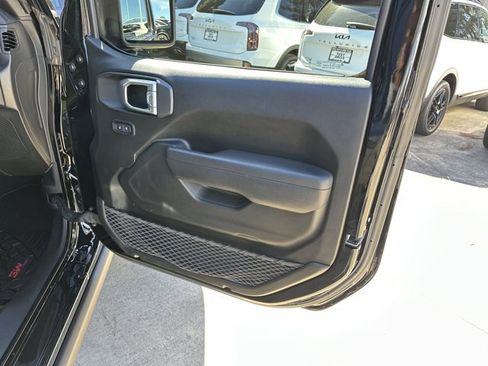 Used 2023 Jeep Gladiator Rubicon w/ Cold Weather Group image 19