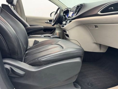 Used 2023 Chrysler Pacifica Touring-L FWD image 35