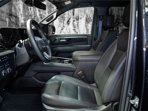 Used 2025 Chevrolet Suburban Z71 image 3