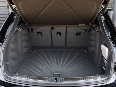 Certified 2025 Porsche Macan AWD/4WD image 37