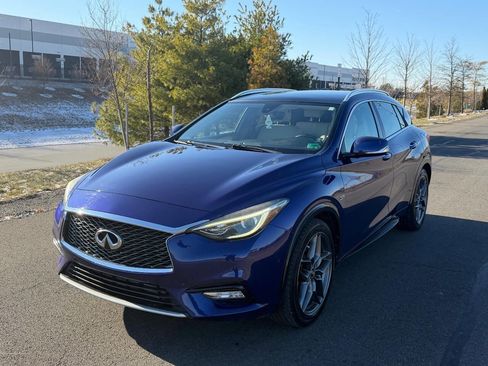 Used 2017 INFINITI QX30 Premium w/ Navigation Package image 6