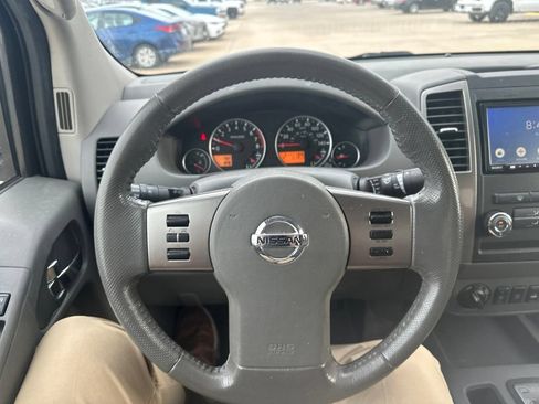 Used 2011 Nissan Frontier SL AWD/4WD image 9