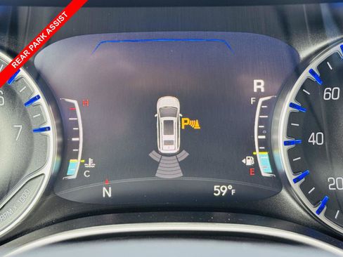 Used 2023 Chrysler Pacifica Touring-L image 10