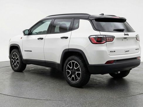 Used 2025 Jeep Compass Trailhawk image 6