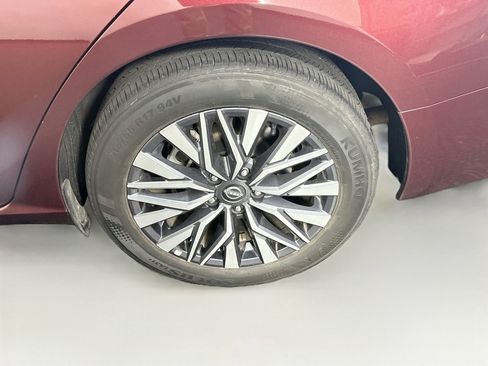 Used 2025 Nissan Altima 2.5 SV FWD image 11