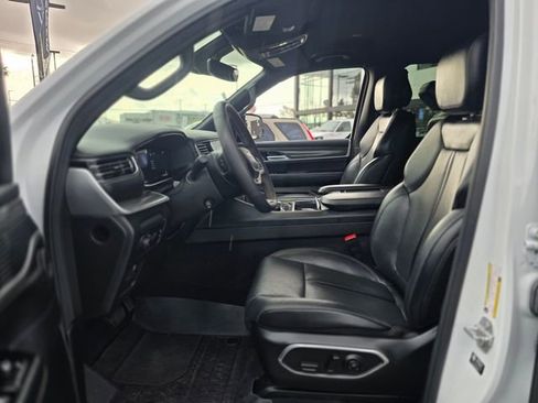 Used 2024 Jeep Wagoneer L Series II w/ Flexible Seating Group RWD image 15
