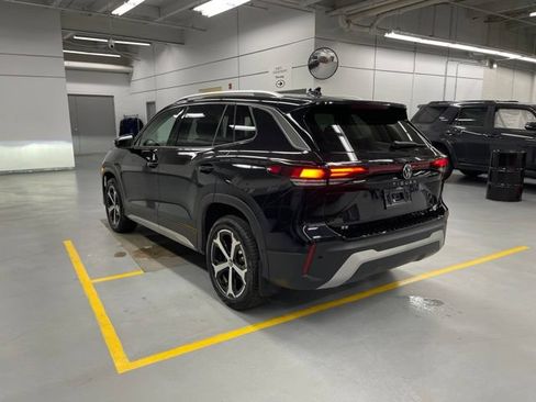 Used 2025 Volkswagen Tiguan SE w/ Panoramic Sunroof Package AWD/4WD image 2