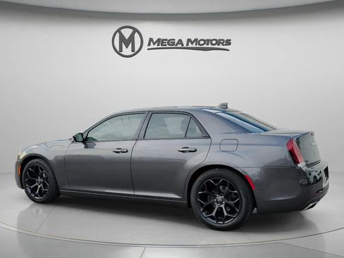 Used 2019 Chrysler 300 Touring w/ Sport Appearance Package image 4