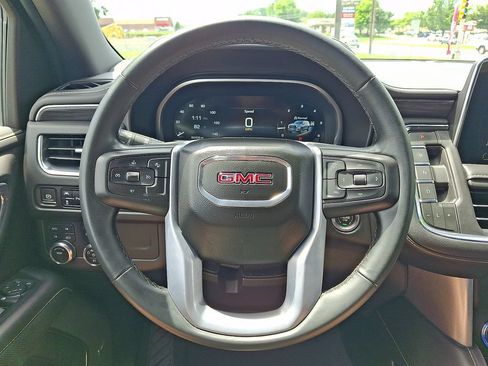 Used 2023 GMC Yukon SLT AWD/4WD image 8