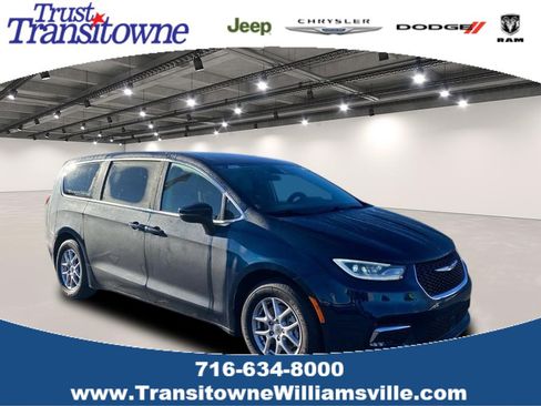Used 2023 Chrysler Pacifica Touring-L FWD image 1