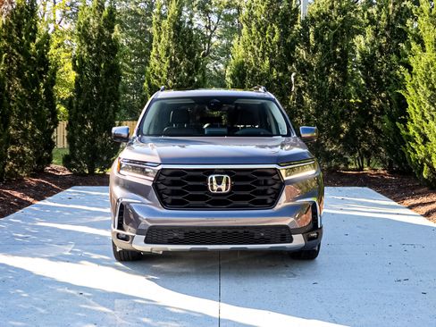 Used 2025 Honda Pilot Elite image 3