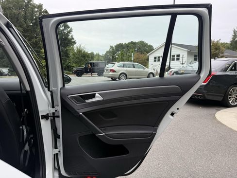 Used 2019 Volkswagen Golf SE image 21