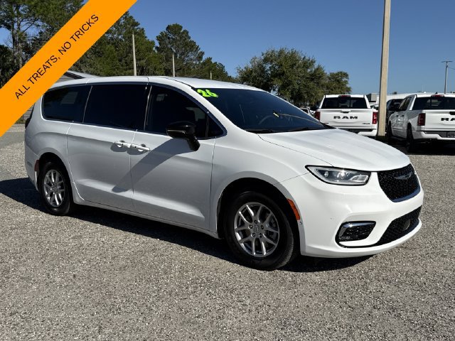 Used 2026 Chrysler Pacifica Select FWD image 2