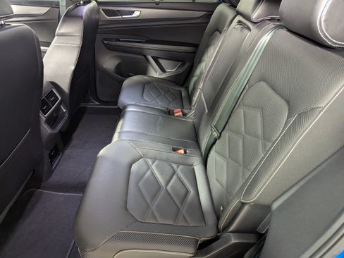Used 2024 Volkswagen Atlas Cross Sport SE w/ Panoramic Sunroof Package FWD image 16