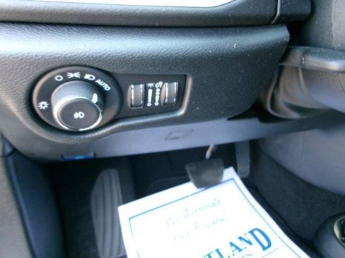 Used 2025 Chrysler Pacifica Select FWD image 15