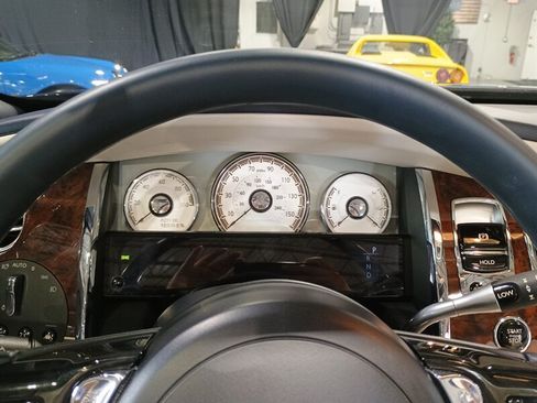 Used 2016 Rolls-Royce Dawn RWD image 21