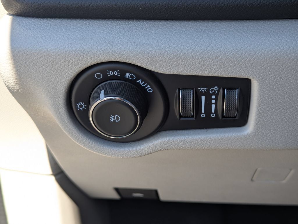 Used 2023 Chrysler Pacifica Touring-L FWD image 27