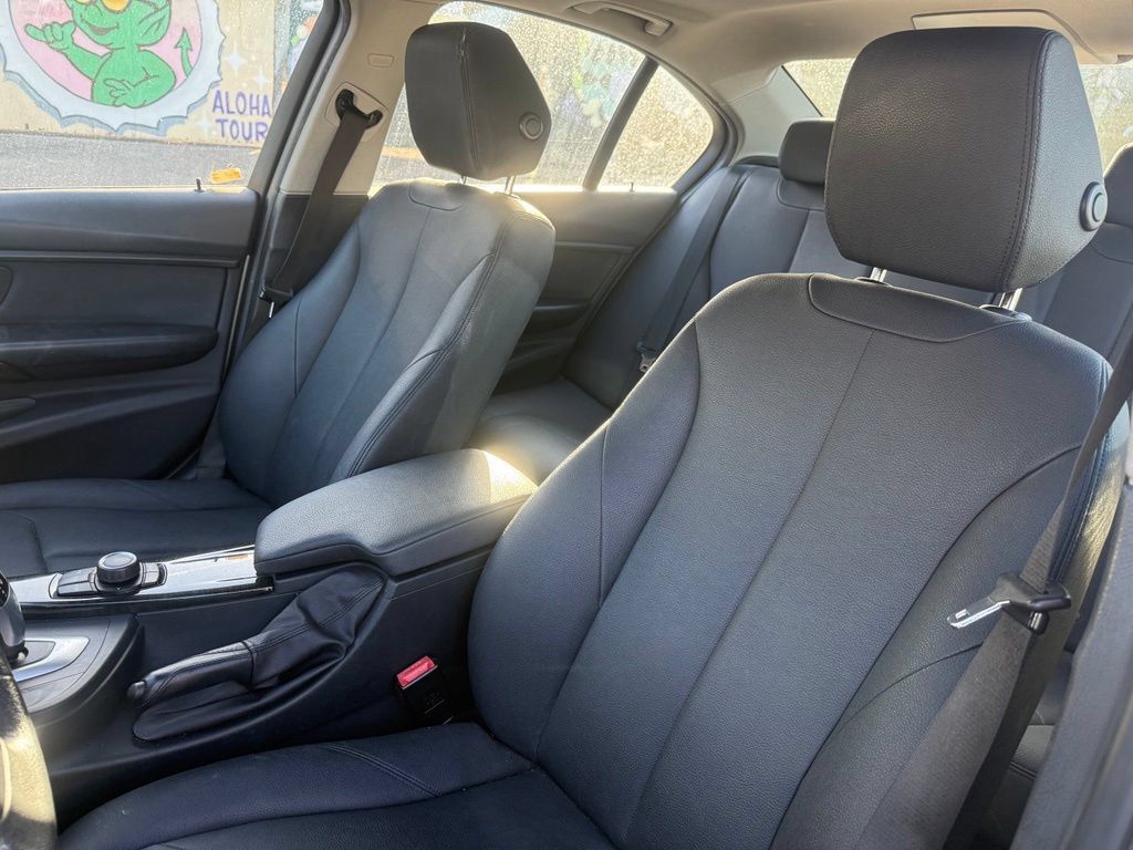 Used 2018 BMW 320i Sedan RWD image 12