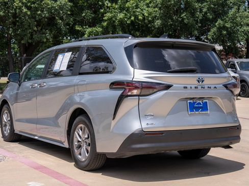 Used 2025 Toyota Sienna XLE FWD image 6