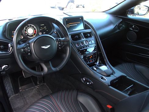 Used 2018 Aston Martin DB11 Coupe image 12