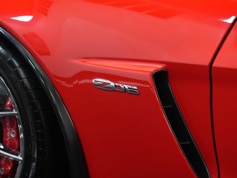 Used 2013 Chevrolet Corvette Z06 w/ 2LZ Preferred Equipment Group RWD image 19